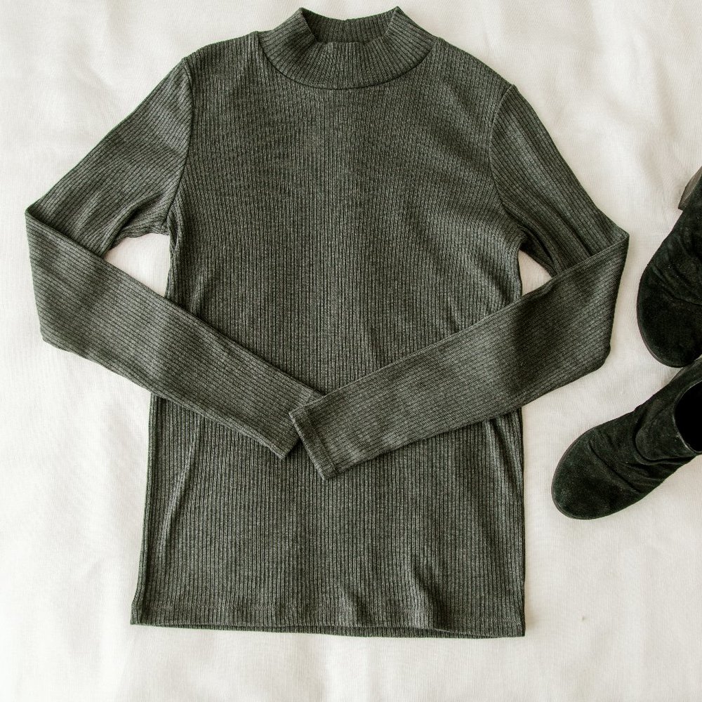 Uniqlo Heather Gray Turtleneck